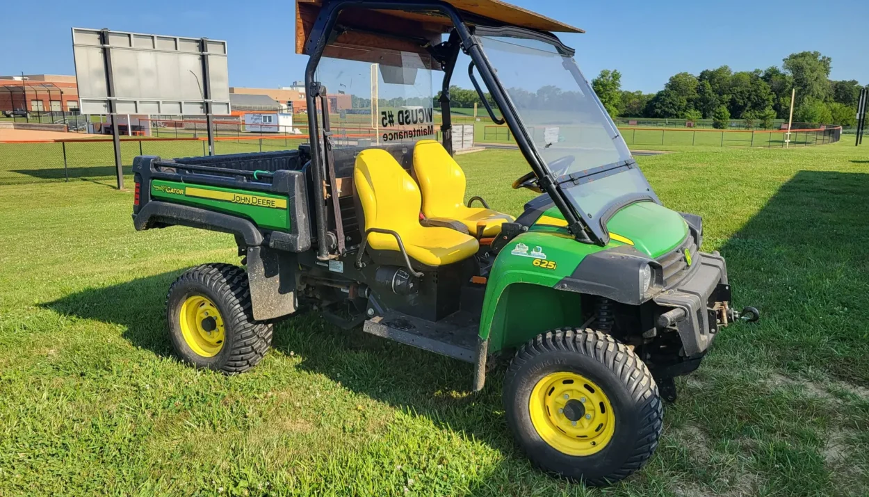 2017-john-deere-gator--xuv625i-1