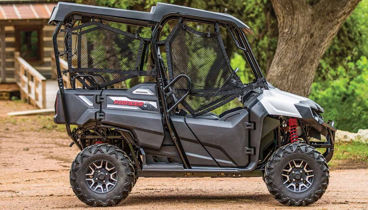 2018-honda-pioneer-700-4-deluxe-1