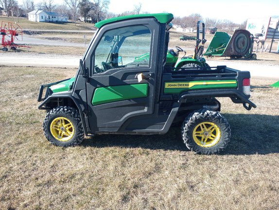 2021-john-deere-gator--xuv835r-1