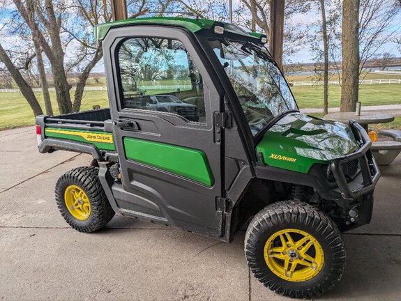 2022-john-deere-gator--xuv835r-1